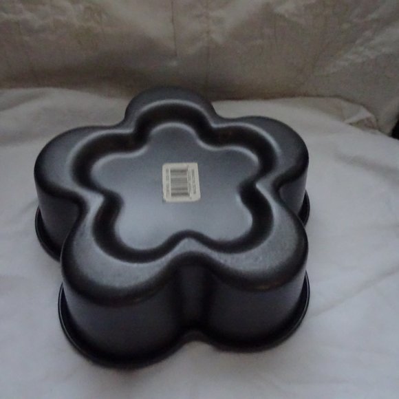 Petal Cast Aluminum Bundt Cake Pan 8 Cup - Picture 2 of 3